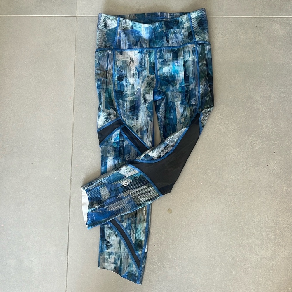 blue size 4 lululemon leggings. GREAT CONDITION
